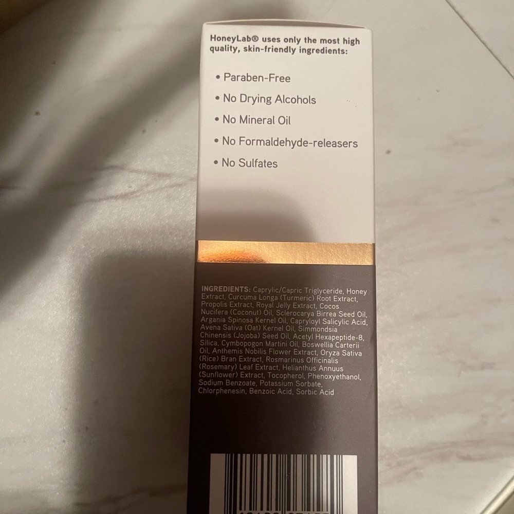 Turmeric & Manuka Honey Facial Oil - Gold and White - Picture 3 of 4
